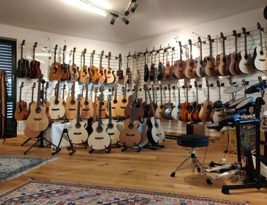 Musikgeschäft Gitarren Sortiment